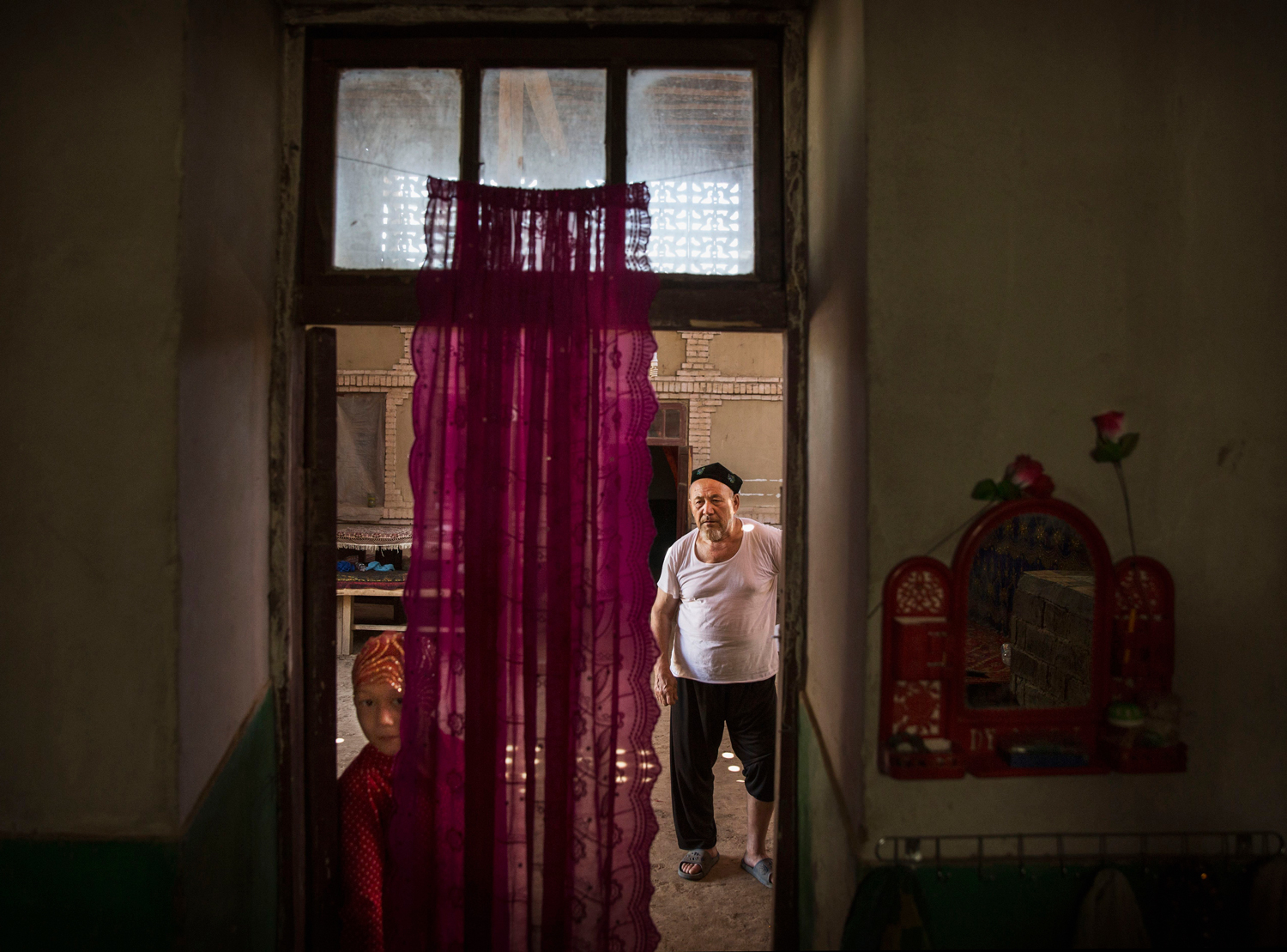 Kevin Frayer—Getty Images Sincan - Turfan’da Kurban Bayramı yemeğinden sonra bir Uygur ve torunu 12 Eylül 2016.